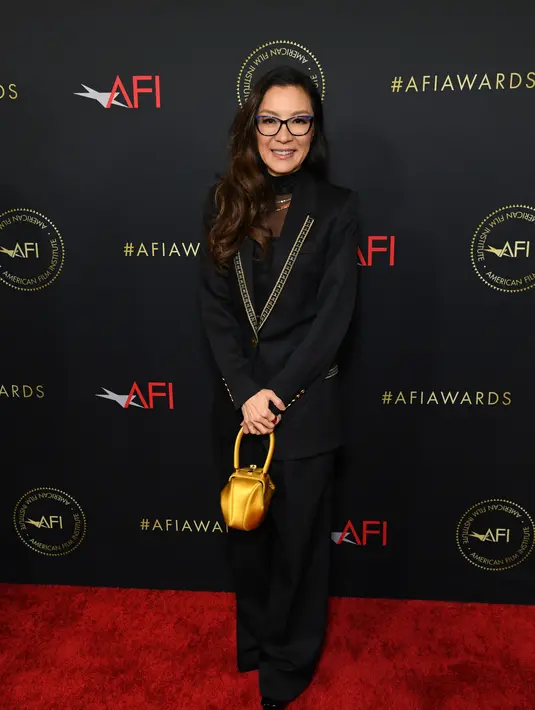Michelle Yeoh menghadiri AFI Awards Luncheon di Four Seasons Hotel Los Angeles di Beverly Hills di Los Angeles, California pada 13 Januari 2023. Aktris yang pernah adu akting dengan Jackie Chan itu dinominasikan bersama para aktris terkenal, termasuk Cate Blanchett yang telah meraih dua Piala Oscar untuk film Elizabeth dan Blue Jasmine. (Jon Kopaloff/Getty Images/AFP)