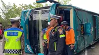 Kecelakaan maut bus pariwisata terguling terjadi di jalan Imogiri-Mangunan menyebabkan tiga orang meninggal dunia. (Liputan6.com/ Dok Humas Polres Bantul)