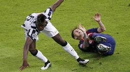 Aksi duel Paul Pogba,gelandang Juventus dengan penyerang Barcelona Lionel Messi. (REUTERS/Fabrizio Bensch)
