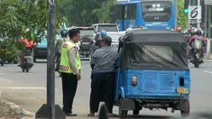 Seorang sopir angkutan kota dihukum oleh petugas untuk bernyanyi lagu nasional karena kencing sembarangan.