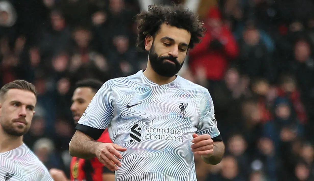 <p>Ekspresi kekecewaan terpancar dari pemain Liverpool, Mohamed Salah (kanan) setelah gagal mengeksekusi penalti dalam pertandingan pekan ke-27 Premier League 2022/2023 melawan Bournemouth yang berlangsung di Vitality Stadium, Sabtu (11/3/2023) malam WIB. (AFP/Steve Bardens)</p>