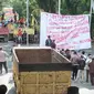 Ratusan massa saat menggelar aksi demo di depan Balai Kota Samarinda. (Liputan6.com)