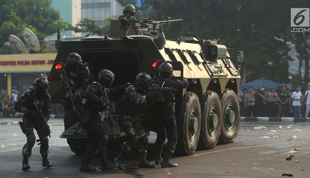 Tentara dan polisi ambil bagian dalam apel pengamanan Asian Games 2018 di Lapangan Ditlantas Polda Metro Jaya, Jakarta, Selasa (31/7). Apel ini adalah simulasi dari seluruh instansi terkait dalam menyukseskan Asian Games 2018. (Merdeka.com/Imam Buhori)