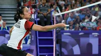 Pebulutangkis Indonesia, Gregoria Mariska Tunjung berusaha menempatkan bola di depan net saat menghadapi wakil Republik Ceska, Tereza Svabikova pada laga terakhir Grup G nomor tunggal putri cabor bulutangkis Olimpiade Paris 2024 di Porte de la Chapelle Arena, Paris, Rabu (31/7/2024). Gregoria Mariska Tunjung menang straight-game 21-12, 21-18. (Dok. NOC Indonesia/Naif Muhammad Al'as)