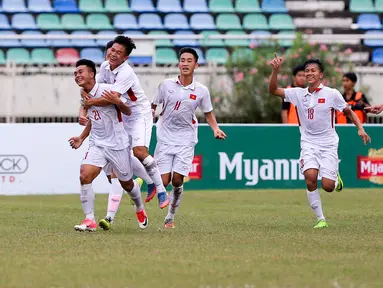 Pemain Vietnam melakukan selebrasi usai mencetak gol ke gawang Indonesia saat laga AFF U-18 di Stadion Thuwunna, Yangon, Senin (11/9). Vietnam berhasil menang atas Indonesia dengan skor 3-0. (Liputan6.com/Yoppy Renato)