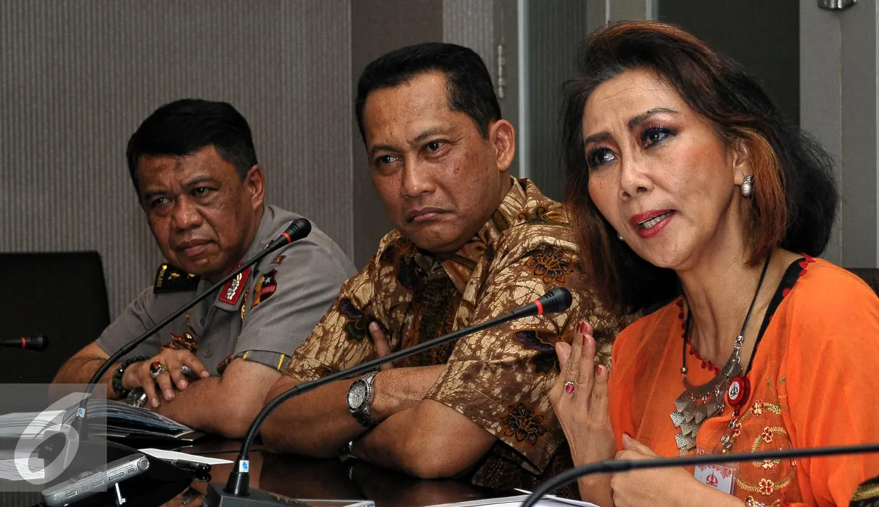 Salah satu anggota Pansel KPK, Yenti Garnasih memberikan keterangan pers di Bareskrim Mabes Polri, Jakarta, Jumat (31/7/2015). Pansel akan berkoordinasi dengan Bareskrim untuk melihat rekam jejak Capim KPK yang lulus tahap III. (Liputan6.com/Yoppy Renato)