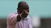 Pelatih Persipura Jayapura, Jacksen F. Tiago bersitegang dengan wasit saat melawan Madura United dalam laga pekan ke-6 BRI Liga 1 2021/2022 di Stadion Wibawa Mukti, Cikarang, Minggu (03/10/2021). (Bola.com/Bagaskara Lazuardi)