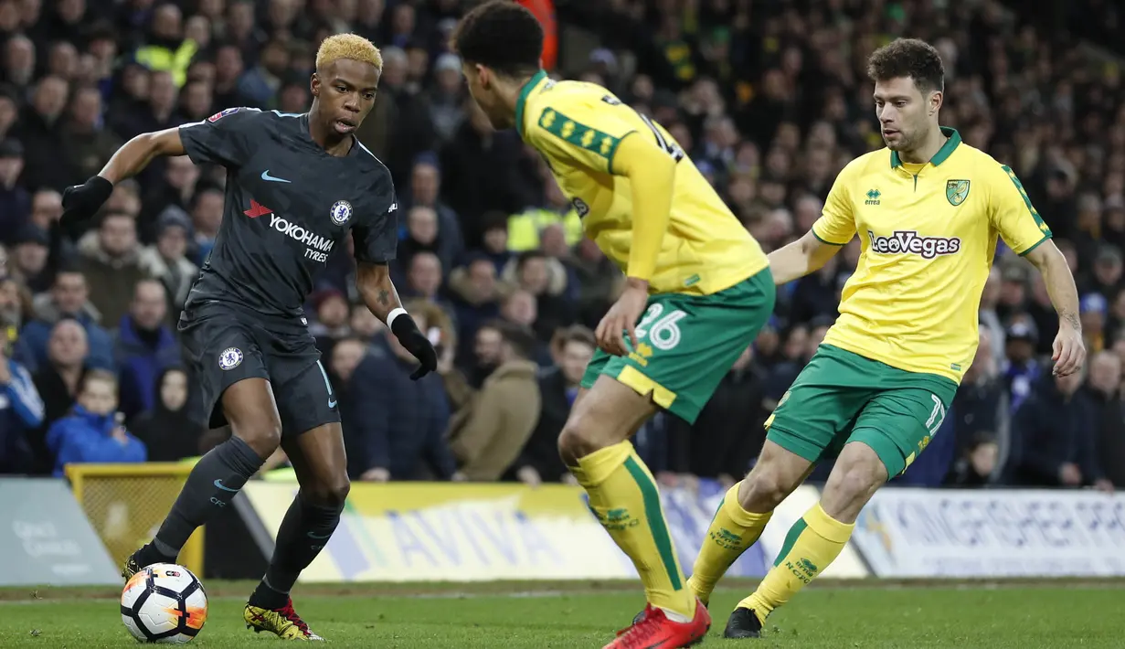 Aksi pemain Chelsea, Charly Musonda (kiri) melewati adangan pemain Norwich City pada laga Piala FA di Carrow Road, Norwich, (6/1/2018). Chelsea bermain imbang 0-0 dengan Norwich. (AFP/Adrian Dennis)
