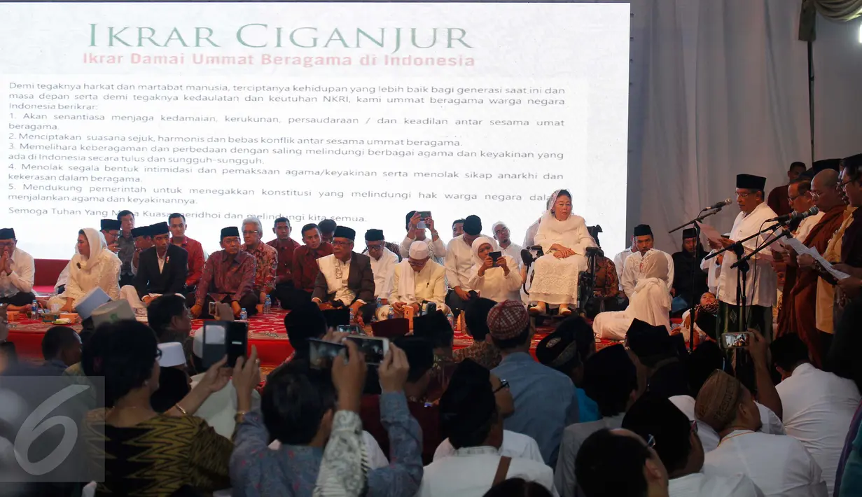 Ketua Umum PBNU Said Aqil Sirajd dan tokoh agama saat membacakan Ikrar Ciganjur pada peringatan Haul Gus Dur ke 7 dan Peringatan Maulid Nabi Muhammad SAW di Ciganjur, Jakarta, Sabtu (23/12). (Liputan6.com/Gempur M Surya)