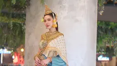 Baifern selalu tampil memesona di berbagai kesempatan. Seperti saat ia dengan cantiknya memakai busana adat tradisional Thailand bernama Chut Thai. Aura kecantikan Baifern sangat terpancarkan hingga membuat para fansnya semakin mengaguminya. (Liputan6.com/IG/@baifernbah)