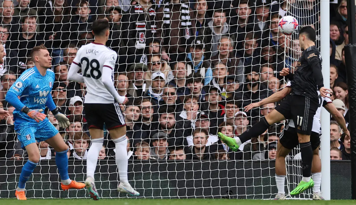 Pemain Arsenal Gabriel Martinelli (kanan) mencetak gol ke gawang Fulham pada pertandingan sepak bola Liga Inggris di Stadion Craven Cottage, London, 12 Maret 2023. Arsenal mengalahkan Fulham dengan skor 3-0. (AP Photo/Ian Walton)