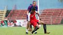 Legenda Manchester United, Denis Irwin (kanan) membantu pemain yang terjatuh pada acara United Way Coaching Clinic You C 1000 di Stadion Soemantri Brojonegoro, Jakarta, Sabtu (7/5/2016). (Bola.com/Nicklas Hanoatubun)
