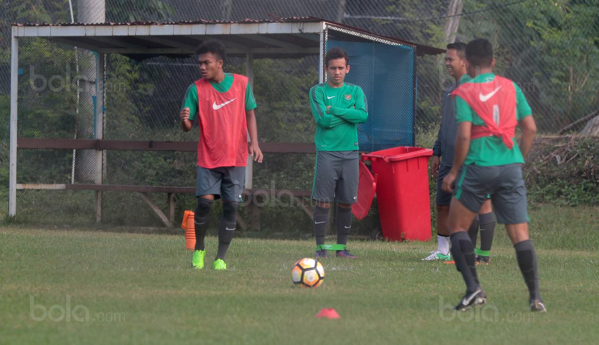 Pemain Timnas U-19, Egy Maulana Vikri (tengah) melihat rekan-rekannya berlatih di Lapangan Legenda Football Arena, Bekasi, Jumat (29/9/2017). Latihan tersebut merupakan persiapan uji coba melawan Kamboja. (Bola.com/Nicklas Hanoatubun)