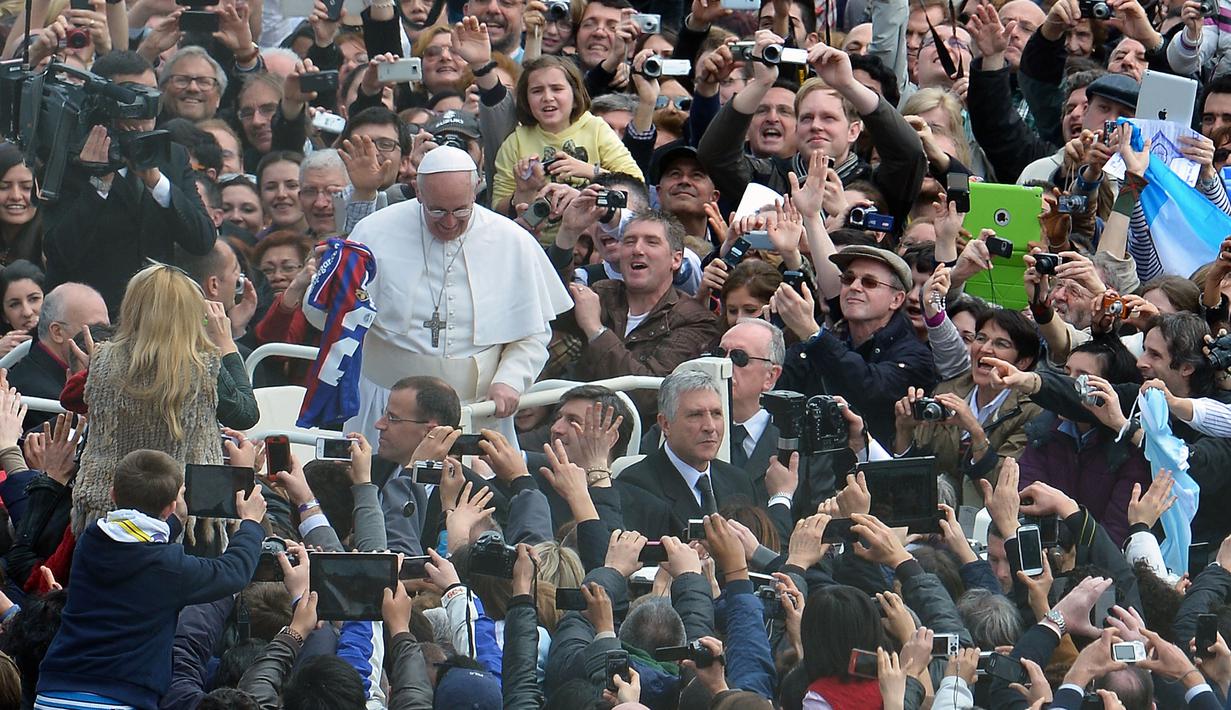 Paus Fransiskus memegang jersey klub sepak bola San Lorenzo football saat perayaan paskah di Basilika Santo Petrus, Vatikan, 31 Maret 2013. (AFP/Vincenzo Pinto)