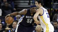 Pemain Memphis Grizzlies, Zach Randolph (50) mencoba melewati kawalan pemain Golden State Warriors, Zaza Pachulia pada laga NBA di Oracle Arena, Oakland, (6/1/2017). Warriors kalah 119-128.  (AP/Marcio Jose Sanchez)