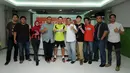 Pelatih Persipura, Oswaldo Lessa (baju kuning) berfoto bersama dengan awak redaksi sports Liputan6.com usai sesi wawancara khusus di ruang redaksi Liputan6.com di Jakarta, Selasa (17/2). (Liputan6.com/Helmi Fithriansyah)