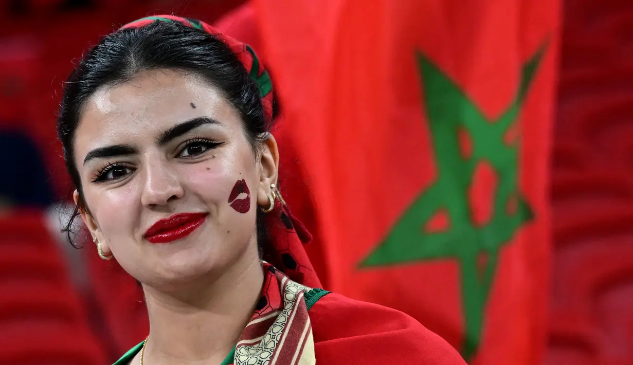 Seorang fans wanita Maroko menunggu pertandingan grup F Piala Dunia 2022 antara Kanada dan Maroko di Stadion Al Thumama di Doha, Qatar, Kamis, 1 Desember 2022. (AFP Photo/Miguel Medina)