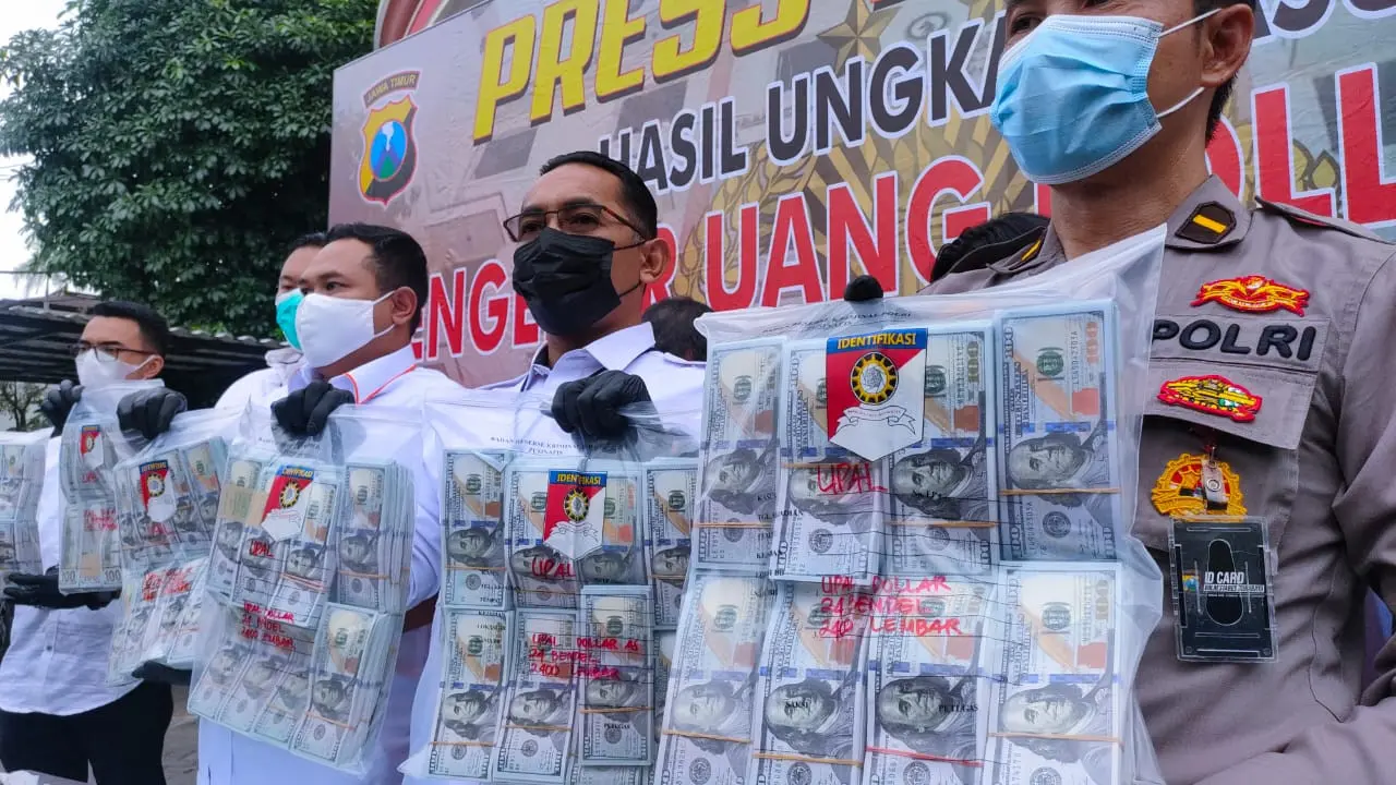 Polisi bongkar peredaran dolar AS palsu. (Dian Kurniawan/Liputan6.com)