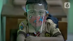 Siswa mengikuti hari pertama uji coba Pembelajaran Tatap Muka (PTM) di SDN Kenari 08 Pagi, Jakarta, Rabu (7/4/2021). Skema yang akan diterapkan adalah pembelajaran tatap muka secara bergantian di dalam ruangan maksimum 50 persen dari kapasitas ruangan. (Liputan6.com/Faizal Fanani)