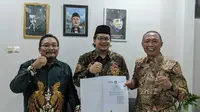 Ketua KPID Jatim Immanuel Yosua Tjiptosoewarno (kiri), Divisi Sosialisasi, Pendidikan Pemilih dan Partisipasi Masyarakat KPU Jatim Gogot Cahyo Baskoro  dan Ketua Bawaslu Jatim A Warits (kanan). (Istimewa)