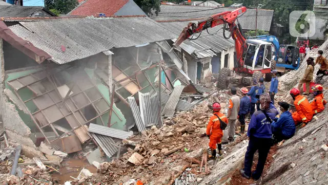 Alat Berat Keruk Tanah Longsor Ciganjur