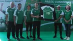 Wagub DKI Jakarta Sandiaga Uno dan Direktur PT Nestlé Indonesia Dharnesh Gordhon menunjukkan kaus sebagai simbolis wujud partisipasi terhadap MILO Jakarta International 10K 2018 pada acara kick-off MILO di Jakarta, Minggu (13/5) (Liputan6.com/Pool/Rizky)