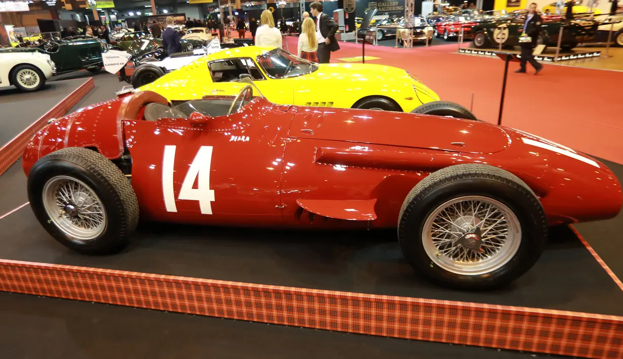 Sebuah mobil Maserati 250-F dari tahun 1954 dipajang dalam pameran Retromobile Paris Expo di Porte de Versailles di Paris, Prancis (6/2). Dalam pameran ini ratusan kendaraan klasik dan retro ditampilkan. (AFP Photo/Jacques Demarthon)