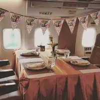Menikmati romantisme restoran dalam kabin pesawat.