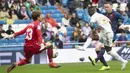 Gelandang Real Madrid, Vinicius Junior, berusaha membobol gawang Levante pada laga La Liga Spanyol di Stadion Santiago Bernabeu, Madrid, Sabtu (14/9). Madrid menang 3-2 atas Levante. (AFP/Curto De La Torre)