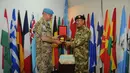 Panglima TNI Jenderal TNI Dr. Moeldoko memberikan cinderamata kepada  Force Commander Unifil Mayjen Luciano Portolano, Lebanon, Minggu (12/4/2015). (Dok.TNI)