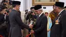 Presiden Joko Widodo (kiri) memberikan gelar Pahlawan Nasional kepada ahli waris di Istana Negara, Jakarta, Jumat (8/11/2019). Jokowi memberikan gelar Pahlawan Nasional kepada enam tokoh yang dianggap berjasa untuk Indonesia. (Foto: Lukas-Biro Pers Sekretariat Presiden)