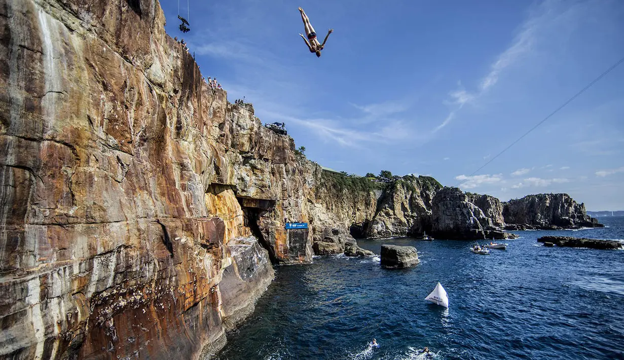 Foto Olahraga Terbaik - Atlet Amerika Serikat, Andy Jones, melakukan lompatan 28 meter pada Red Bull Cliff Diving World Series di Shirahama, Jepang, Senin (17/10/2016). (AFP/Red Bull/Dean Treml)
