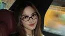 Ini adalah foto Mahalini di dalam mobil yang diabadikan oleh Rizky Febian. Tampil dengan polesan makeup flawless dan rambut panjangnya dibiarkan digerai, menantu Sule ini cantik memesona. Mahalini memadukan baju kaus putih lengan panjang dengan celana pendek warna cokelat. Aksesori seperti jam tangan hingga kalung mendukung penampilan Mahalini jadi makin menarik. (Liputan6.com/IG/@mahaliniraharja)