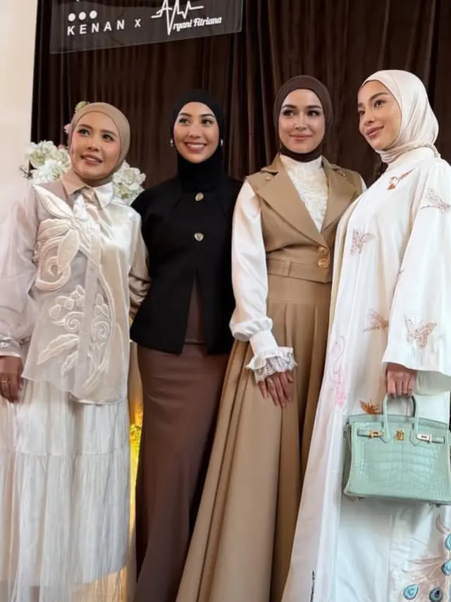 Nikita Willy kenakan kerudung dipadukan abaya motif hewan sambil bawa tas Hermes. [@nikitawillyofficial94]