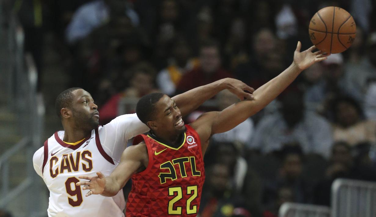 Pebasket Atlanta Hawks, Isaiah Taylor, berebut bola dengan pebasket Cleveland Cavaliers, Dwayne Wade, pada laga NBA di Philips Arena, Atlanta, Kamis (30/11/2017). Hawks kalah 114-121 dari Cavaliers. (AP/John Bazemore)