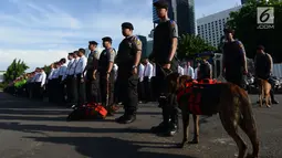 Polisi berbaris saat mengikuti Apel Operasi Lilin 2018 di lapangan Polda Metro Jaya, Jakarta, Jumat (21/12). Operasi digelar dalam rangka pengamanan Natal 2018 dan Tahun Baru 2019. (Merdeka.com/Imam Buhori)