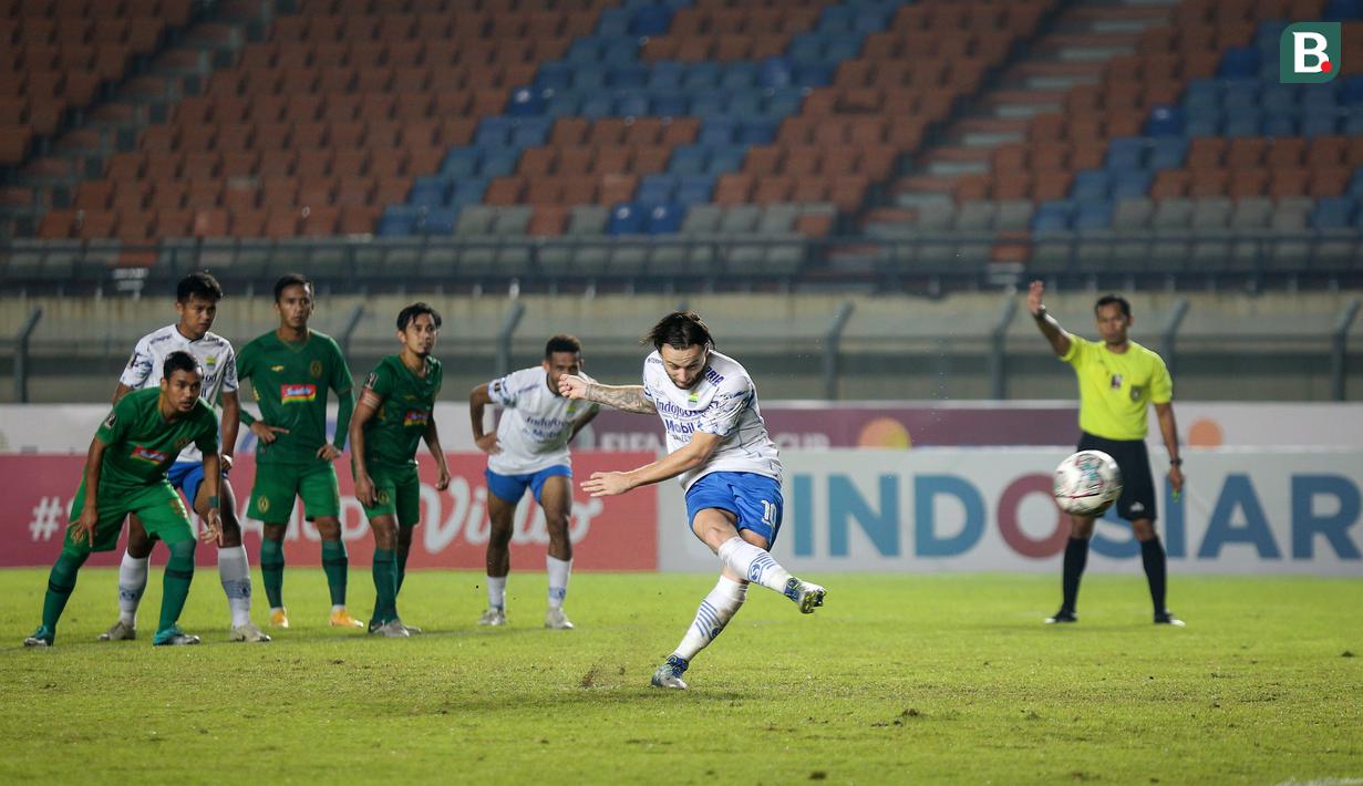 Namun Persib Bandung mampu menyamakan kedudukan di menit ke-83 lewat penalti Mark Klok. (Bola.com/Bagaskara Lazuardi)