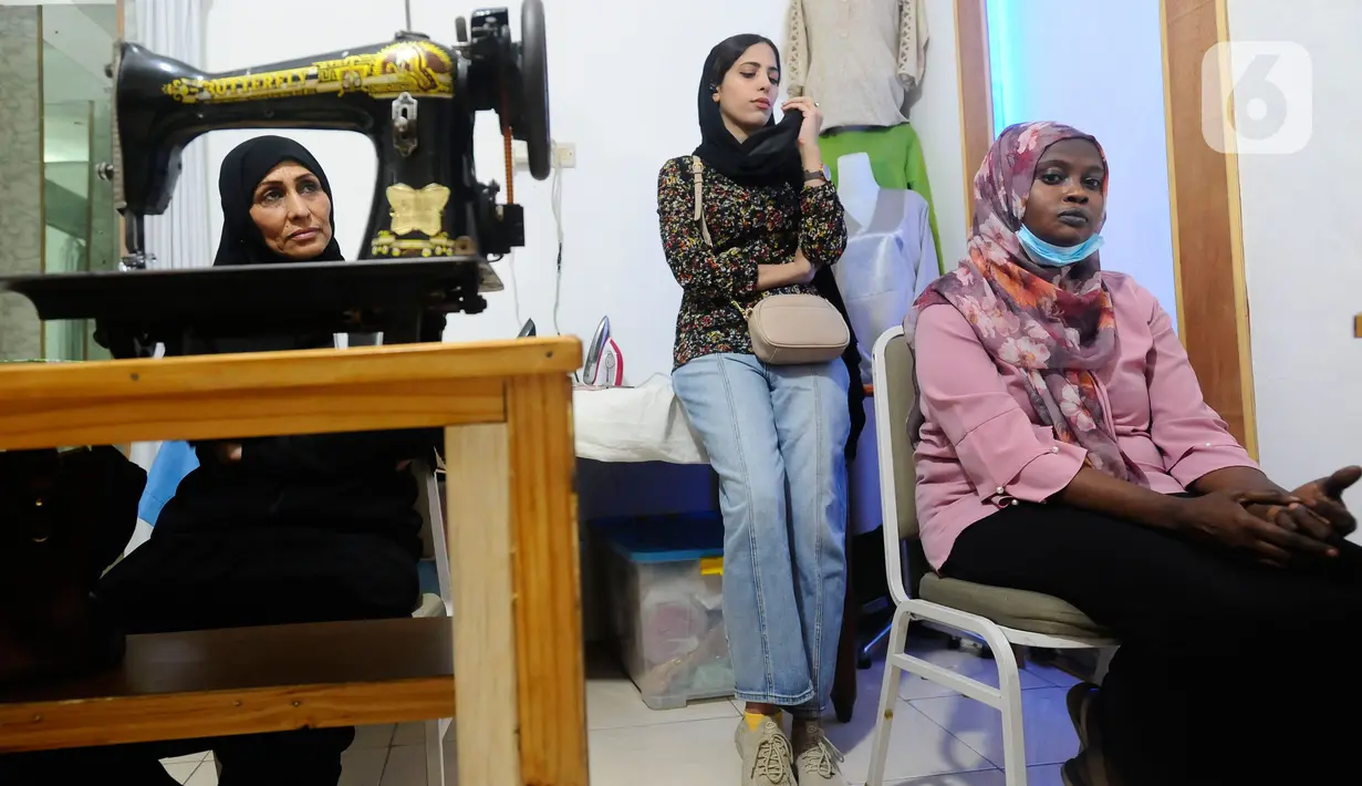 Pengungsi melakukan pelatihan menjahit di Peace Educational Shelter, Cisarua, Jawa Barat, Selasa (17/1/2023). Rata-rata pengungsi yang berasal dari Afganistan, Yaman, Irak, Sudan dan lain-lain  sudah lebih dari 10 tahun tinggal di Indonesia dengan kondisi   puluhan pengungsi mengalami depresi hingga bunuh diri. (merdeka.com/Arie Basuki)