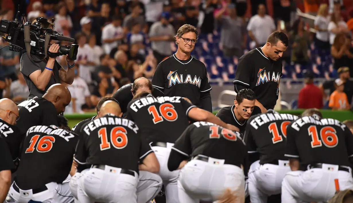 Tim Bisbol Miami Marlins berdoa untuk Jose Fernandez yang meninggal dalam sebuah kecelakaan di pantai Miami jelang laga Miami Marlins melawan New York Mets di Marlins Park, Senin (26/9). (Reuters/ Jasen Vinlove/ USA TODAY Sport)