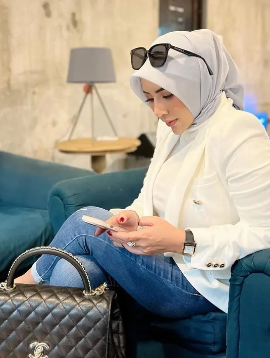 <p>Anna kerap muncul saat Angga live streaming dengan akun bisnisnya. Kemudian, Angga mulai mempromosikan usaha Anna. Pria yang resmi cerai dengan Depe pada Agustus 2022 lalu itu juga mengajak Anna mampir ke kafenya. [Instagram/nggawijaya88]</p>