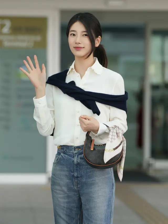 Potret Gaya Airport Look Bae Suzy dan Park Bo Gum untuk Acara Celine Singapura