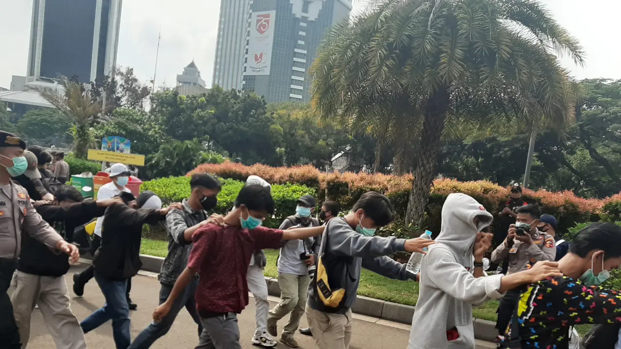 Belasan remaja diamankan saat akan ikut demo di Patung Kuda Jakarta Pusat. (Ady Anugrahadi/Liputan6.com).