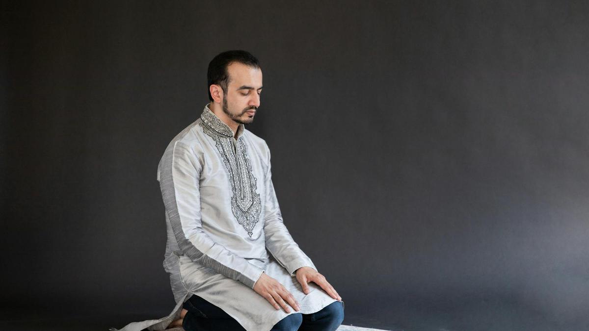 Niat Sholat Sendiri dan Berjamaah: Lengkap Lafal Arab, Latin, dan Arti