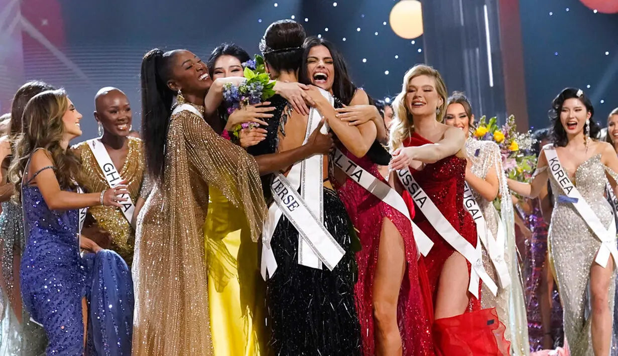 Miss USA R'Bonney Gabriel  dipeluk oleh kontestan lain setelah dinobatkan sebagai Miss Universe 2022 pada kontes kecantikan Miss Universe di New Orleans, Amerika Serikat, 14 Januari 2023. R'Bonney Gabriel dinobatkan sebagai Miss Universe 2022 sementara runner up pertama jatuh kepada Miss Venezuela Amanda Dudamel dan runner up kedua jatuh kepada Miss Dominican Republic Andreína Martínez. (AP Photo/Gerald Herbert)