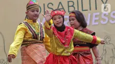 Anak-anak penyandang disabilitas menunjukkan bakat seni dalam Pentas Gempita Fashion Disabilitas di Central Park, Jakarta Barat, Selasa (31/10/2023). (Liputan6.com/Angga Yuniar)