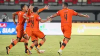 Pemain Persiraja merayakan gol yang dicetak Leo Lelis. Persiraja puas bisa menahan imbang Arema FC 1-1. (Bola.com/Gatot Susetyo)