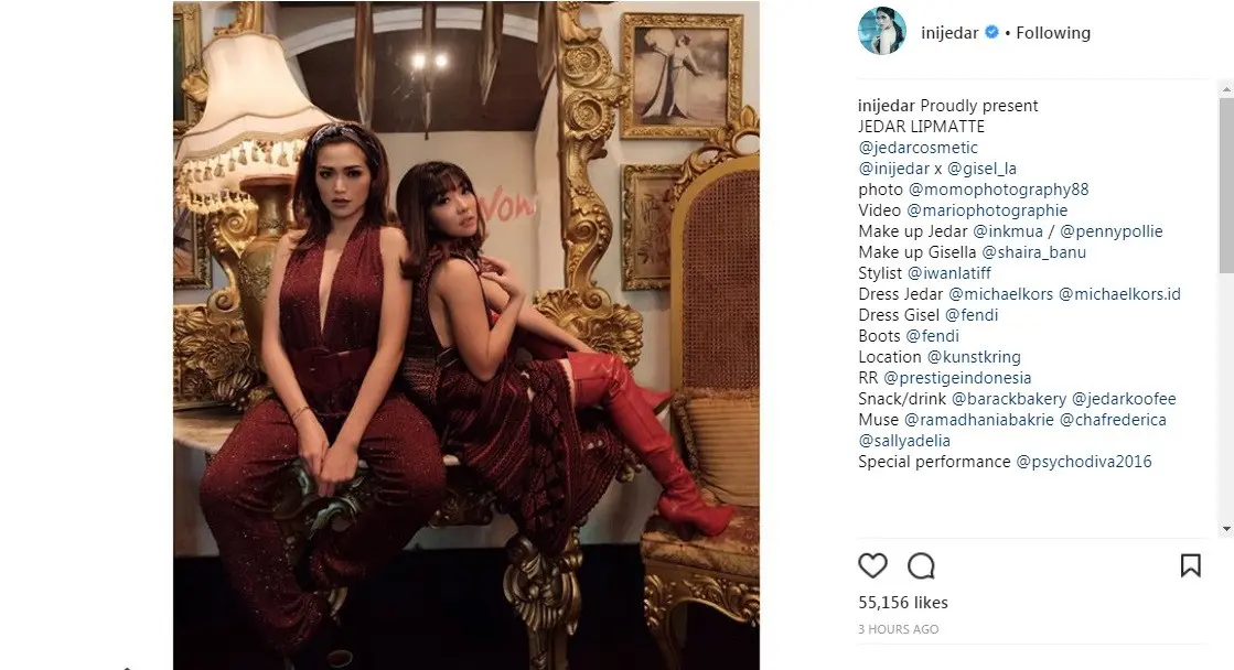 Jessica Iskandar tampil seksi saat mempromosikan kosmetik miliknya (Foto: Instagram)