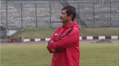 Indra Sjafri memimpin latihan Bali United di Stadion Siliwangi, Jum'at (12/2/2016) sore WIB jelang persiapan melawan Persib Bandung besok.