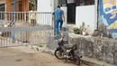 Warga memanfaatkan celah pagar untuk melintasi gerbang jalur inspeksi Sungai Ciliwung yang ditutup di kawasan Kampung Melayu, Jakarta, Selasa (14/7/2020). Penutupan tersebut dilakukan untuk membatasi mobilitas warga sehingga dapat meminimalisasi penyebaran COVID-19. (Liputan6.com/Immanuel Antonius)