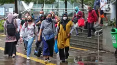 Pekerja tengah melintas di kawasan Kendal, Jakarta, Jumat (9/12/2022). Pemerintah Provinsi DKI Jakarta resmi menaikkan upah minimum provinsi (UMP) 2023 sebesar 5,6 persen atau menjadi Rp 4,9 juta. (Liputan6.com/Angga Yuniar)
